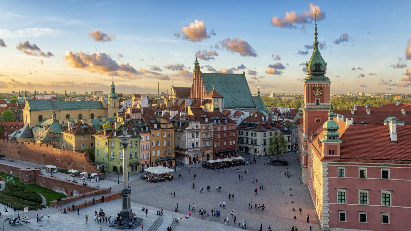 Warschauer Koenigsschloss und Sigismundsaeule Kolumna Zygmunta in der Altstadt bei Sonnenuntergang | © Gettyimages.com/MikeMareen