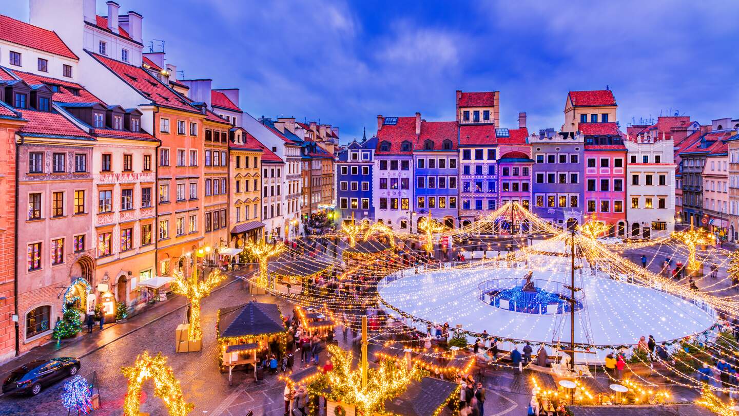 Eislaufbahn am Altstaedter Ring und Weihnachtsmarkt in Warschau am Abend | © Gettyimages.com/emicristea