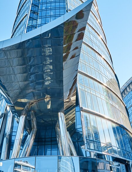 Moderne Buerofassade. Warschauer Stadtarchitektur. Glasfassade des Geschaeftszentrums mit geometrischen Linien | © Gettyimages.com/Lazy_Bear