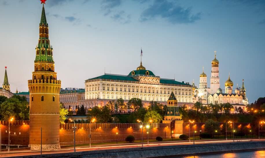 Wunderschön beleuchteter berühmter Kreml in Moskau bei Abendlicht | ©  Gettyimages.com/Mlenny