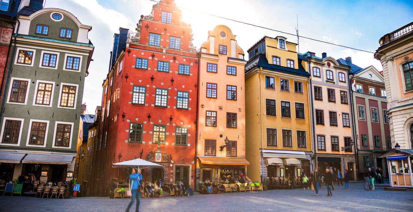 Alte Stadt und Stadtplatz mit bunten Häusern in Stockholm in Schweden  | © Gettyimages.com/Leonardo Patrizi