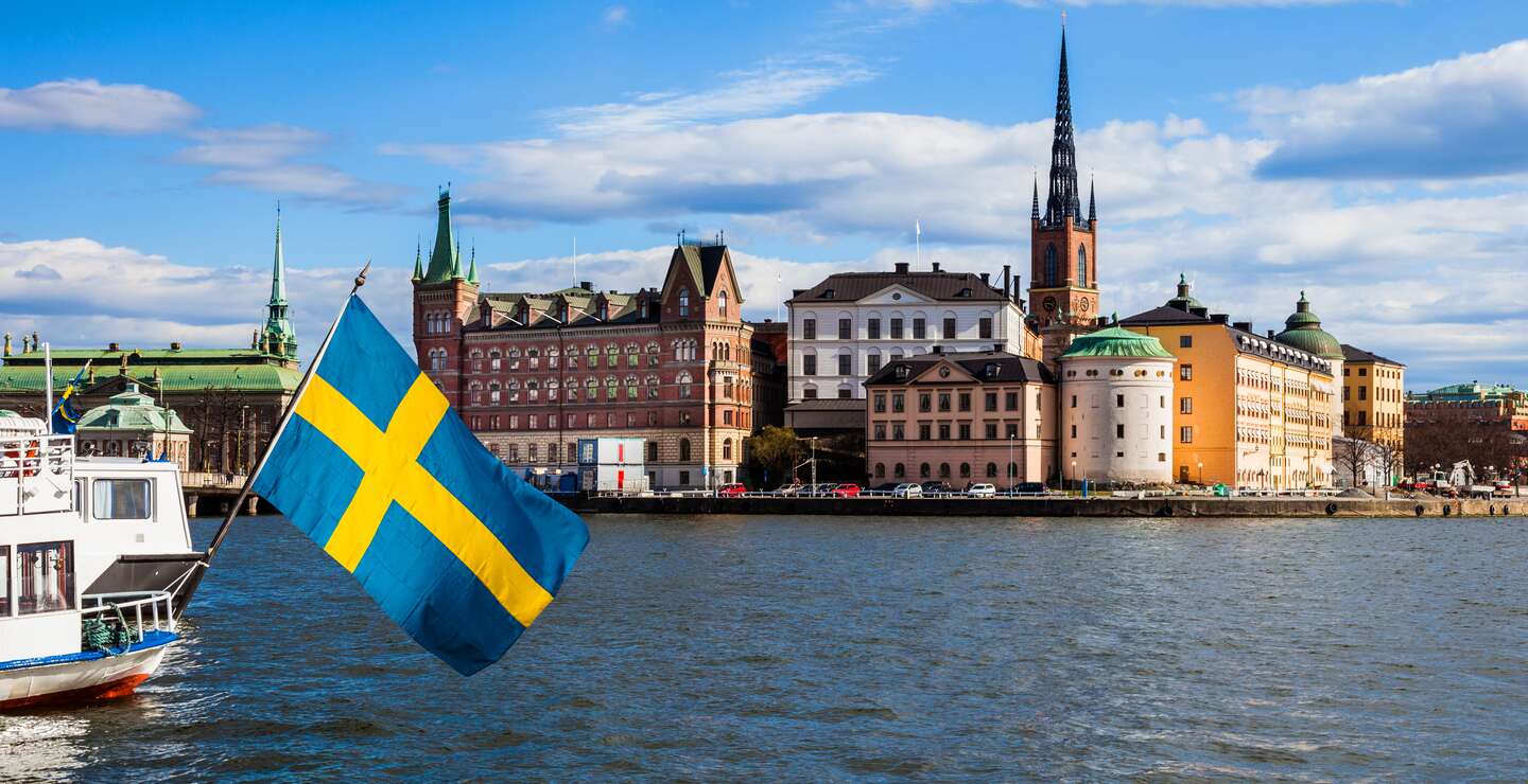 Stockholm, Schweden. Panorama der Altstadt und der Kirche an einem schönen Fruehlingstag mit Flagge | © Gettyimages.com/Leonardo Patrizi