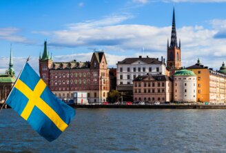 Stockholm, Schweden. Panorama der Altstadt und der Kirche an einem schönen Fruehlingstag mit Flagge | © Gettyimages.com/Leonardo Patrizi