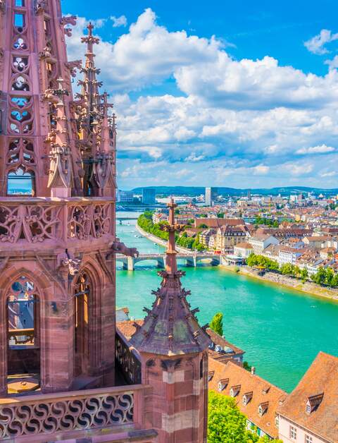 Rheinufer in Basel dominiert von der majestaetischen Münsterkirche | © Gettyimages.com/trabantos