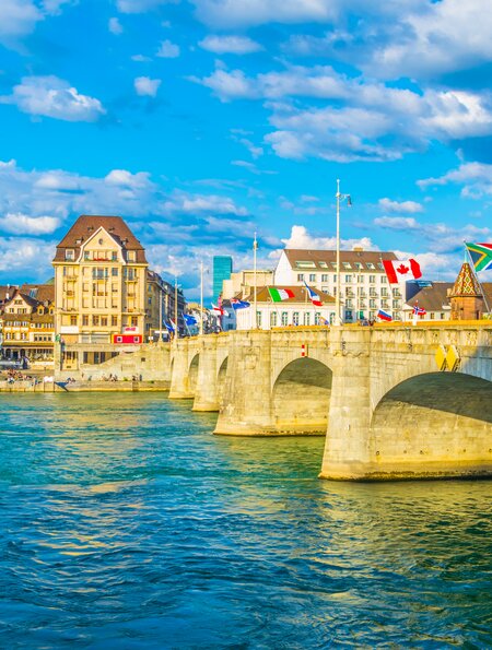 Rheinufer in Basel mit mittlere Bruecke | © Gettyimages.com/trabantos