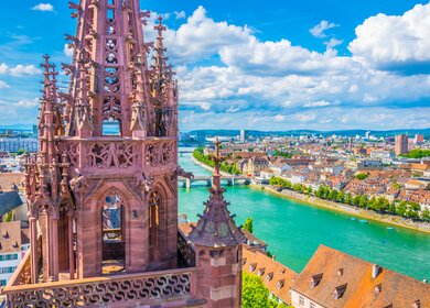 Rheinufer in Basel dominiert von der majestätischen Münsterkirche | © Gettyimages.com/trabantos