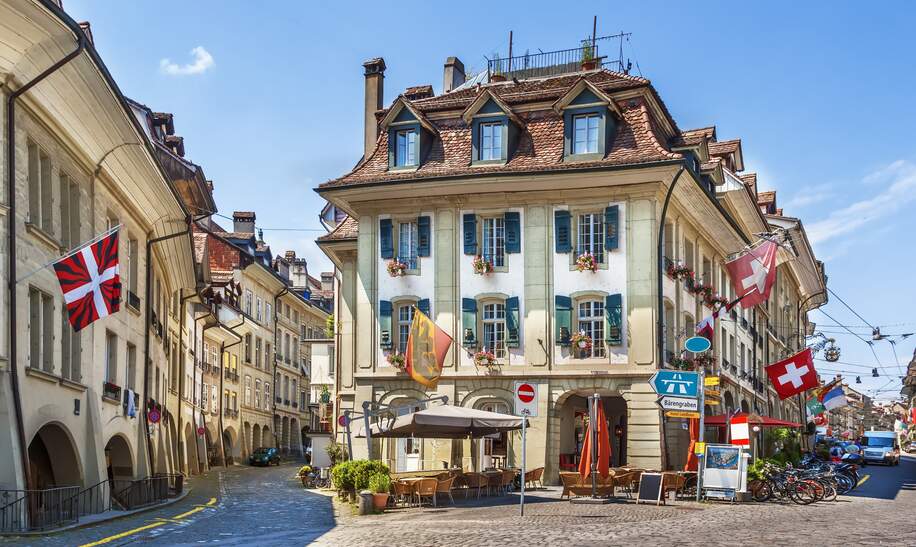 Blick auf eine kleine Strasse in der Stadt Bern | © Gettyimages.com/Borisb17