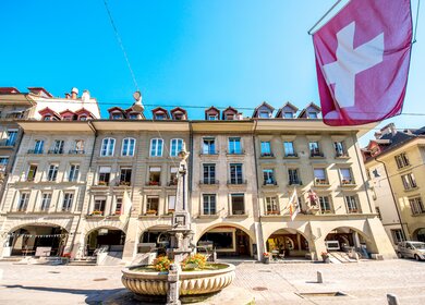 Gebaeude an der Kramgasse mit Brunnen in der Altstadt von Bern. Es ist eine beliebte Einkaufsstrasse und mittelalterliches stadtzentrum von Bern.  | © gettyimages.com/RossHelen 
