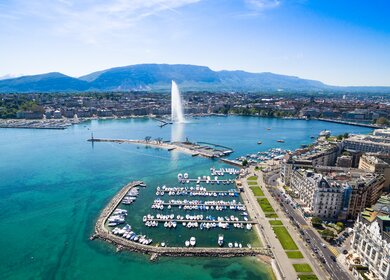 Luftaufnahme des Hafens am Genfer Sees mit Fontaene Jet'Eau | © Gettyimages.com/sam74100
