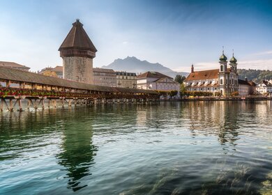 Die Kapellbrücke und die Jesuitenkirche prägen die Schönheit der Stadt und das prächtige Wahrzeichen, Luzern, Schweiz | © Gettyimages.com/jaczhou