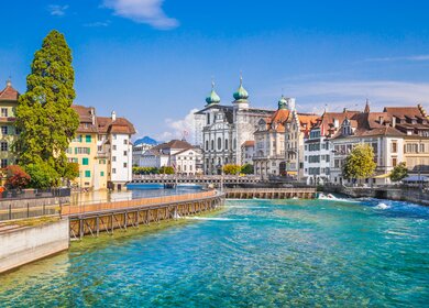 schoene Aussicht auf das historische Stadtzentrum von Luzern mit der beruemten JesuitkircheSt. Franz Xaver | © gettyimages.com/bluejayphoto