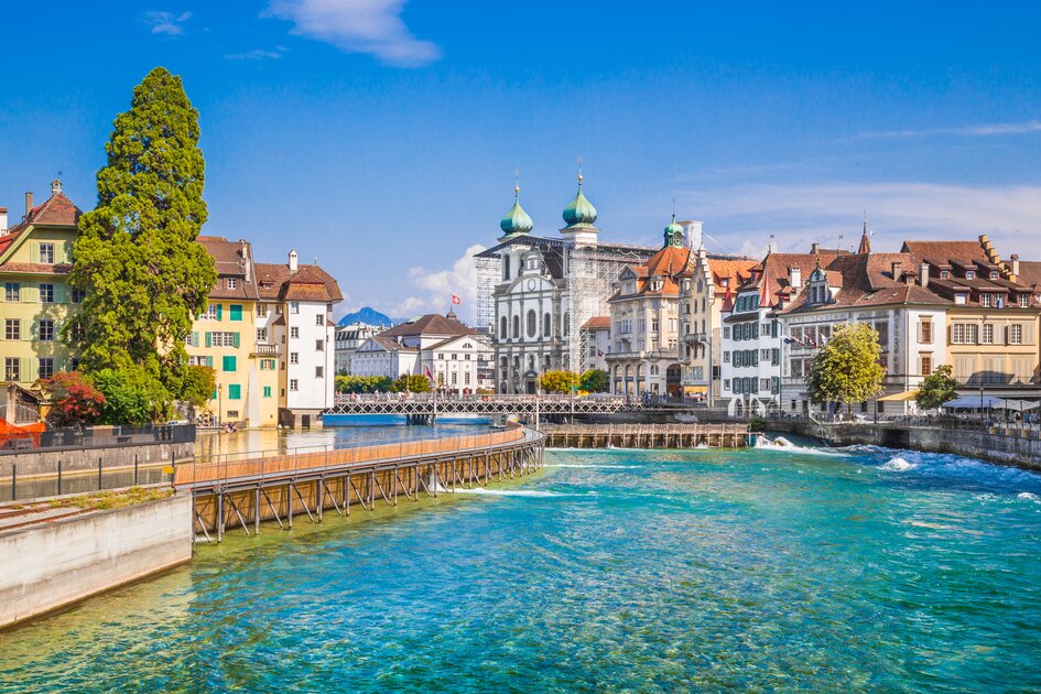 schoene Aussicht auf das historische Stadtzentrum von Luzern mit der beruemten JesuitkircheSt. Franz Xaver | © gettyimages.com/bluejayphoto