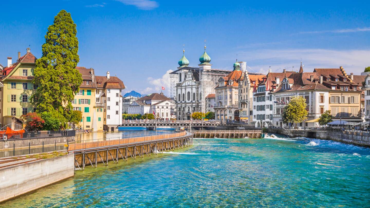 schoene Aussicht auf das historische Stadtzentrum von Luzern mit der beruemten JesuitkircheSt. Franz Xaver | © gettyimages.com/bluejayphoto