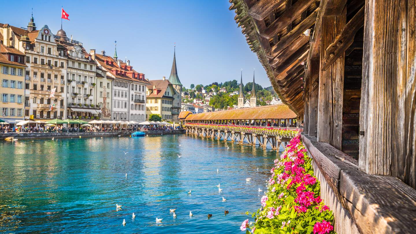 Die beruehmte Kapellbruecke im historischen Stadtzentrum von Luzern, das Wahrzeichen der Stadt und eine der wichtigsten Touristenattraktionen der Schweiz, an einem sonnigen Sommertag, Kanton Luzern, Schweiz. | © gettyimages.com/bluejayphoto