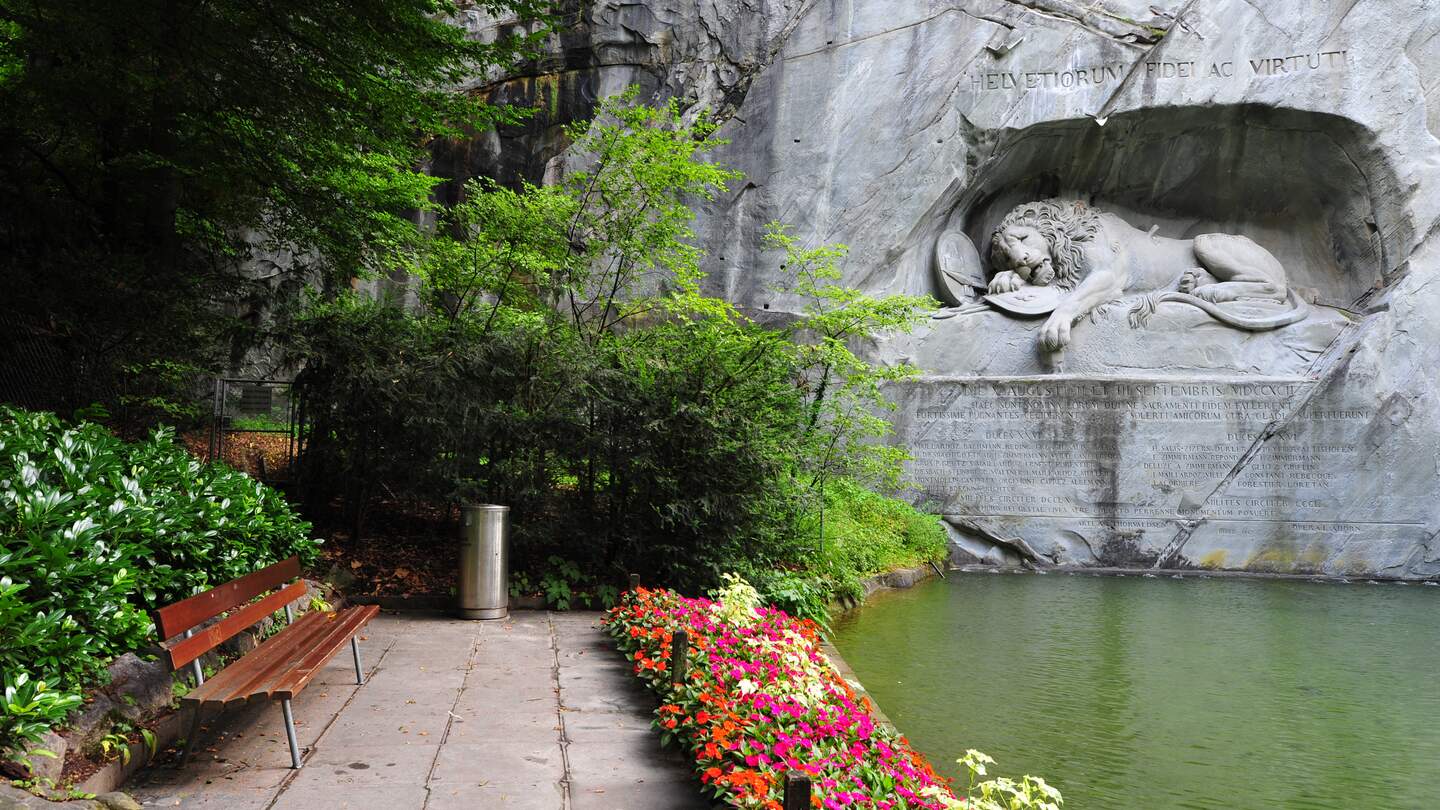 Das traurige Loewendenkmal von Luzern, das an die Schweizergarde erinnert, die 1792 waehrend der Franzoesischen Revolution massakriert wurde | © Gettyimages.com/nevereverro