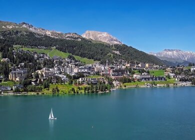 Luftbild von St. Moritz (Sankt Moritz), demhochalpinen Ferienort im Graubunden | © Gettyimages.com/rusmx