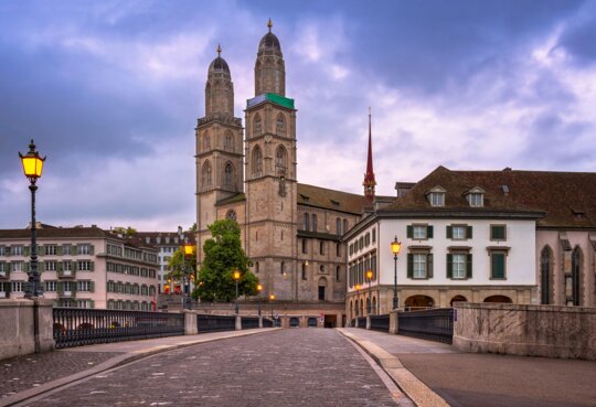  die Grossmuensterkirche in Zuerich mit ihren markanten Zwillingstuermen, die sich majestaetisch über die Altstadt erheben | © Gettyimages.com/2016 Andrey Omelyanchuk