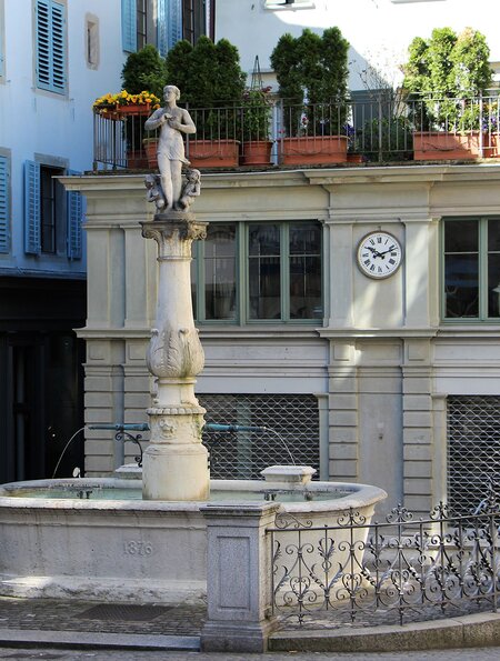 Stadtbrunnen von Lindenhof in Zuerich | ©  Gettyimages.com/sanniely