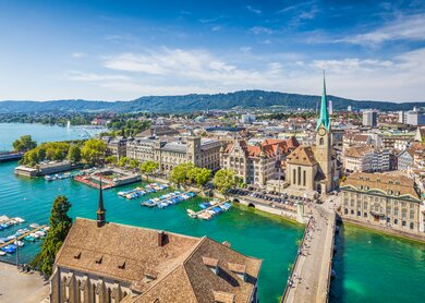 Luftaufnahme der Zuercher Innenstadt mit der beruehmten Fraumuensterkirche und dem Fluss Limmat am Zuerichsee von der Grossmuensterkirche aus, | © gettyimages.com/bluejayphoto