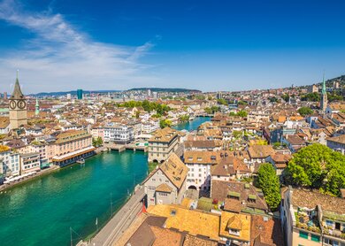 Luftaufnahme der Zuercher Innenstadt mit der beruehmten St. Peter Kirche und der Limmat am Zuerichsee von der Grossmuensterkirche | © gettyimages.com/bluejayphoto