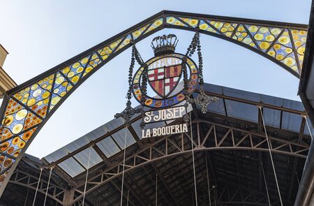 Eingang des lebendigen La Boqueria Marktes | © Gettyimages.com/mofles