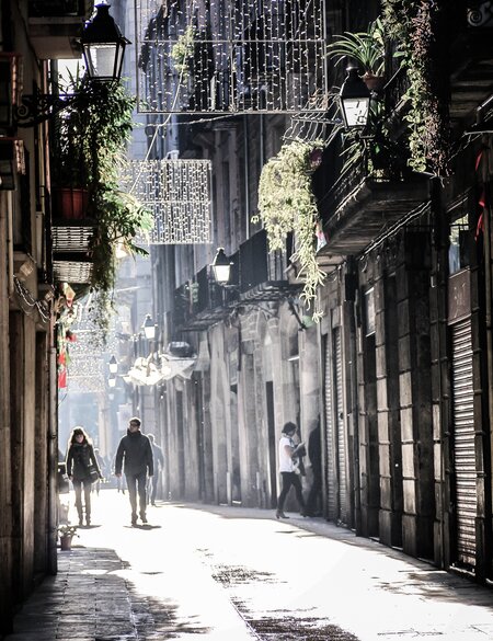 Menschen schlendern durch die Straßen in der Altstadt von Barcelona | © pixabay/JoaquinAranoa