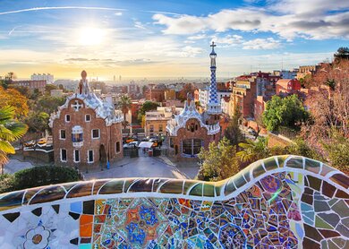 Beeindruckende Aussicht vom Park Gueell ueber Barcelona | © gettyimages.com/TomasSereda