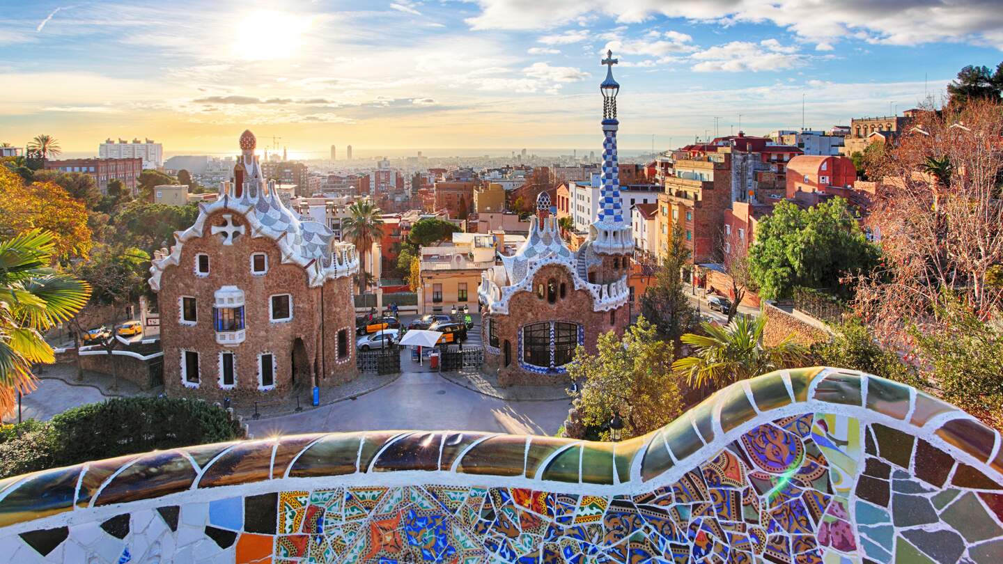 Beeindruckende Aussicht vom Park Gueell ueber Barcelona | © gettyimages.com/TomasSereda