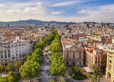 Lebendige Rambla Strasse mit beeindruckender Skyline   | © gettyimages.com/NoppasinWongchum