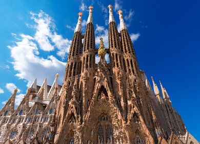 die beruehmte katholische Basilika der Sgrada Familia in Barcelona | © gettyimages.com/catalby
