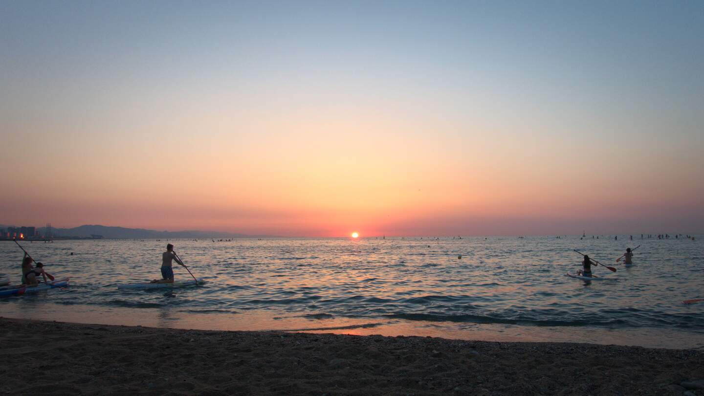 Menschen baden am Strand von Barcelona | © pixabay/dkatana