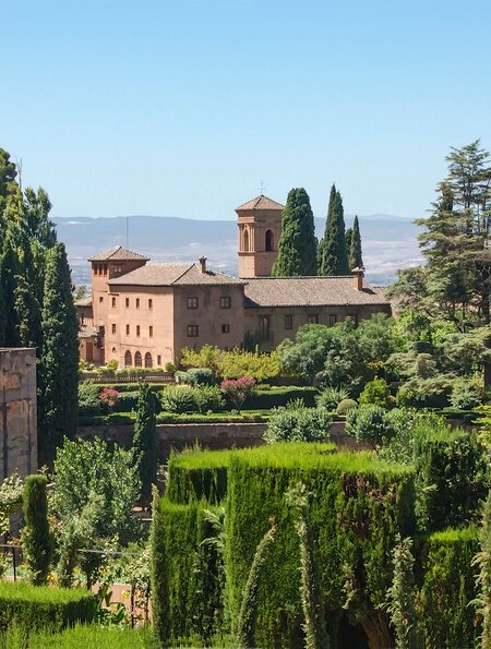 Eine grüne Landschaft mit Häusern in Granada | © pixabay.com