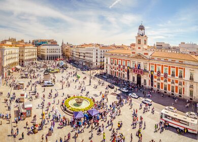 die Puerta del Sol ist der wichtigste oeffentliche Platz in der Stadt Madrid | © gettyimages.com/LucVi