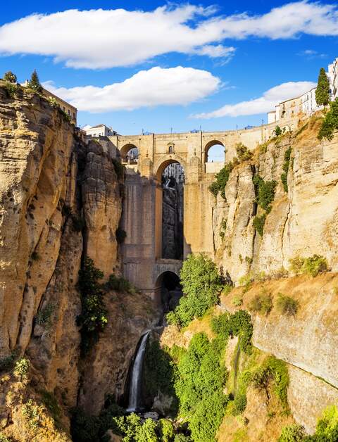 Panoramablick auf die Alstadt von Ronda, eines der weißen Dörfer in der Provinz von Malaga während einer Reise mit dem El Tren al Andalus.  | © © Gettyimages.com/MarquesPhotography