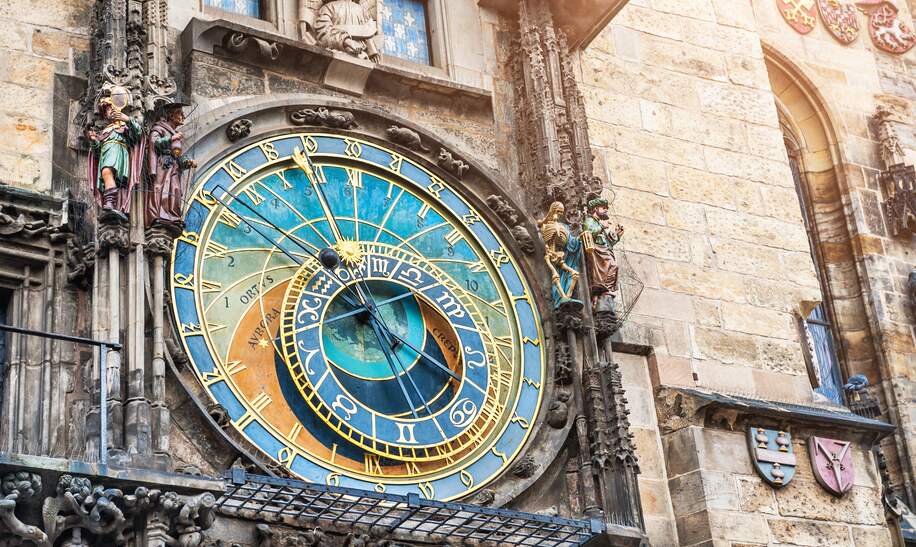 Historische, mittelalterliche, astronomische Uhr auf dem Altstaedter Ring in Prag | © Gettyimages.com/Olga_Gavrilova