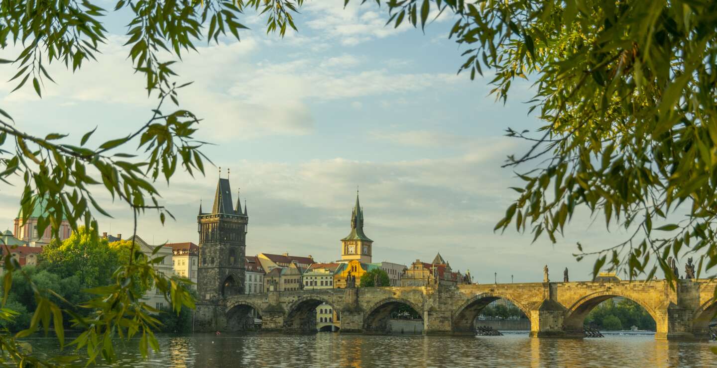 Blick auf die Moldau und die Karlsbrücke in Prag mit Fußgängern auf der Brücke in Prag | © Gettyimages.com/axeiz77