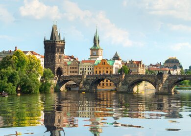 Berühmte Karlsbrücke in Prag an der Moldau bei Sonnenuntergang | © Gettyimages.com/Givaga