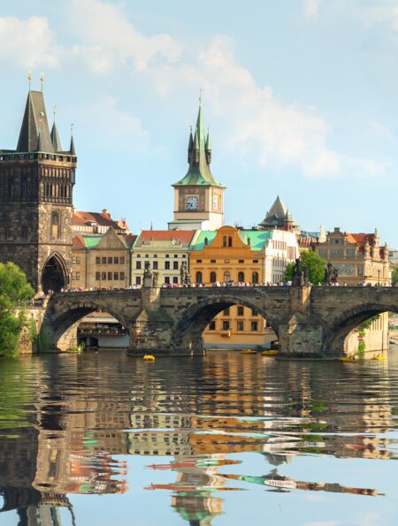 Berühmte Karlsbrücke in Prag an der Moldau bei Sonnenuntergang | © Gettyimages.com/Givaga
