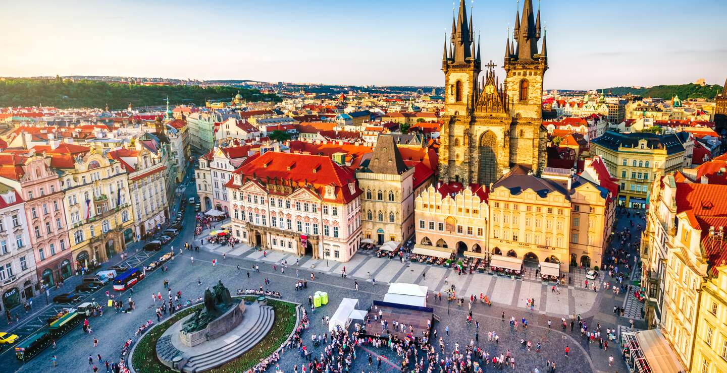 Luftaufnahme des Altstädter Rings in Prag bei Sonnenuntergang, auf dem Platz sind Menschen versammelt. | © Gettyimages.com/Eloi_Omella