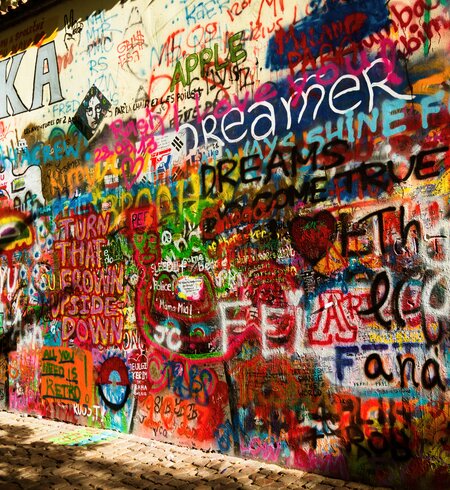 Die John-Lennon-Wall, eine bunte Graffiti-Mauer, in Prag | © Gettyimages.com/Nikada