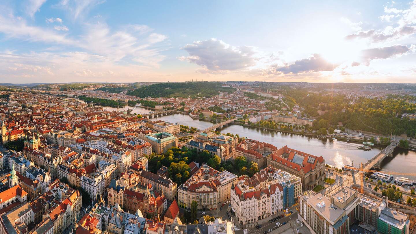 Luftaufnahme der Daecher der Stadt Prag waehrend des Sonnenuntergangs | © Gettyimages.com/pawel.gaul