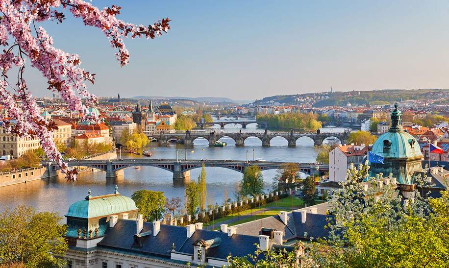  eine Panoramaansicht einer Stadt mit mehreren Bruecken, die einen Fluss ueberqueren. | © gettyimages.com/sborisov