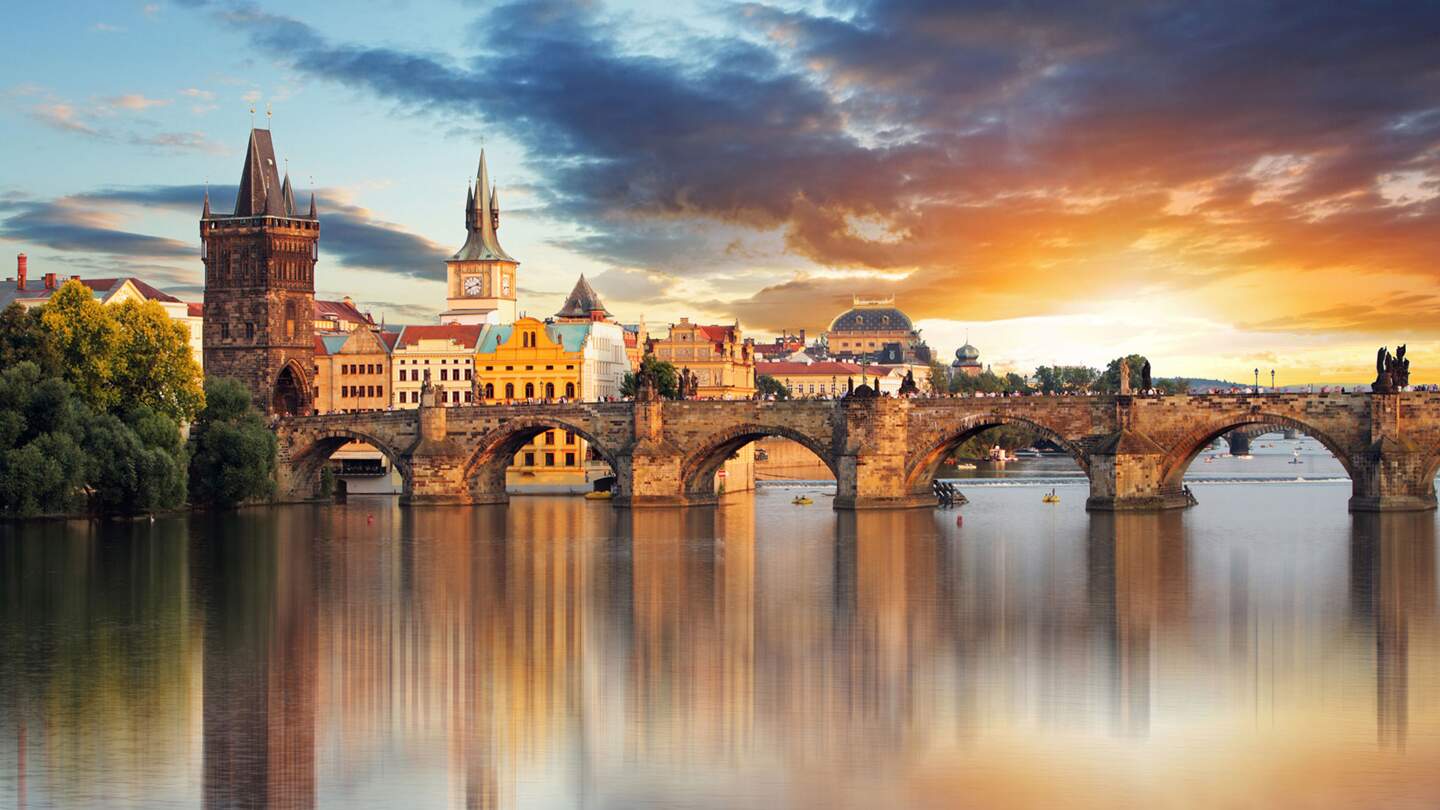 die Karlsbruecke in Prag waehrend des Sonnenuntergangs | © Gettyimages.com/TomasSereda