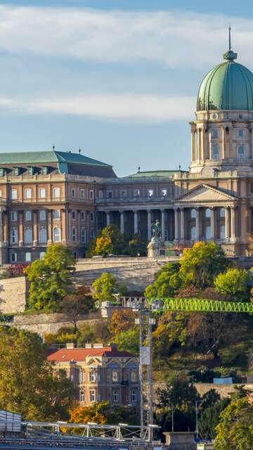 Koenigspalast von Buda ueber der Donau, Budapest, Ungarn | © Gettyimages.com/Vladislav Zolotov