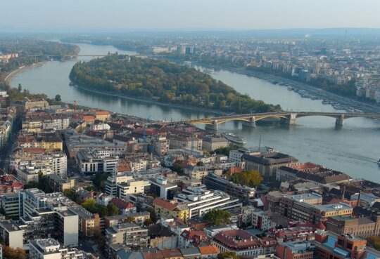 Luftaufnahme der Budapester Margareteninsel mit Margaretenbruecke ueber die Donau | © Gettyimages.com/Vunav V