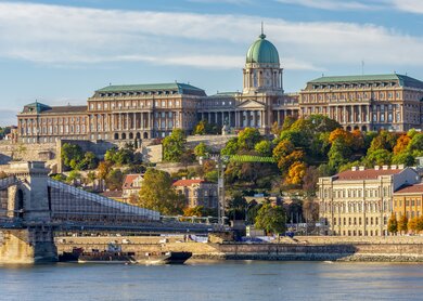 Koenigspalast von Buda ueber der Donau, Budapest, Ungarn | © Gettyimages.com/Vladislav Zolotov