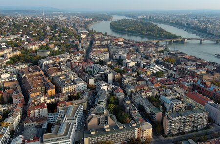 Luftaufnahme der Budapester Margareteninsel mit Margaretenbruecke ueber die Donau | © Gettyimages.com/Vunav V