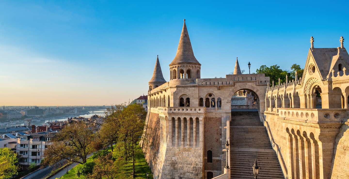 Halaszbastya - Die beruehmte Fischerbastei im Burgenviertel in Budapest, Ungarn mit Blick auf die Donau | © GettyImages.com/Noppasin Wongchum