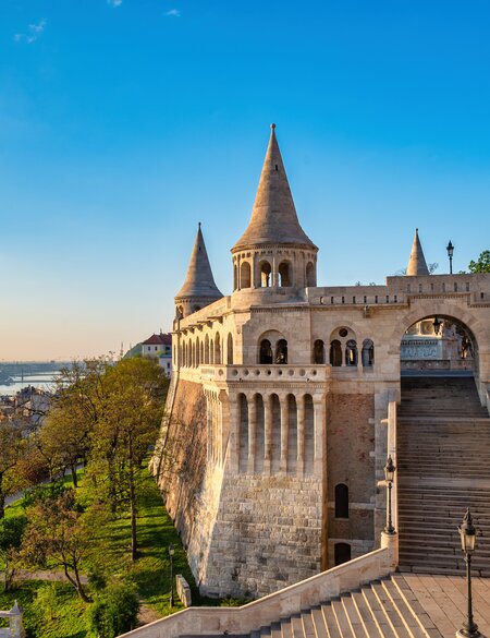 Halaszbastya - Die beruehmte Fischerbastei im Burgenviertel in Budapest, Ungarn mit Blick auf die Donau | © GettyImages.com/Noppasin Wongchum