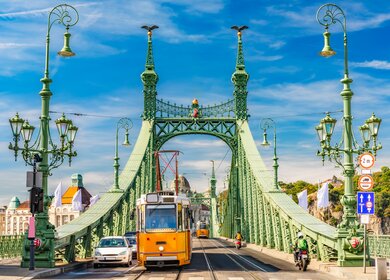 Freiheitsbruecke in Budapest | © Gettyimages.com/Marc_Osborne Freiheitsbruecke in Budapest mit Strassenbahn bei gutem Wetter | © Gettyimages.com/Marc_Osborne